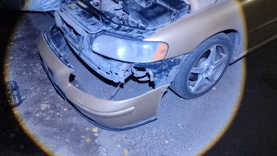Проводка перетерлась под фарой у птф. — Volvo S60 (1G)