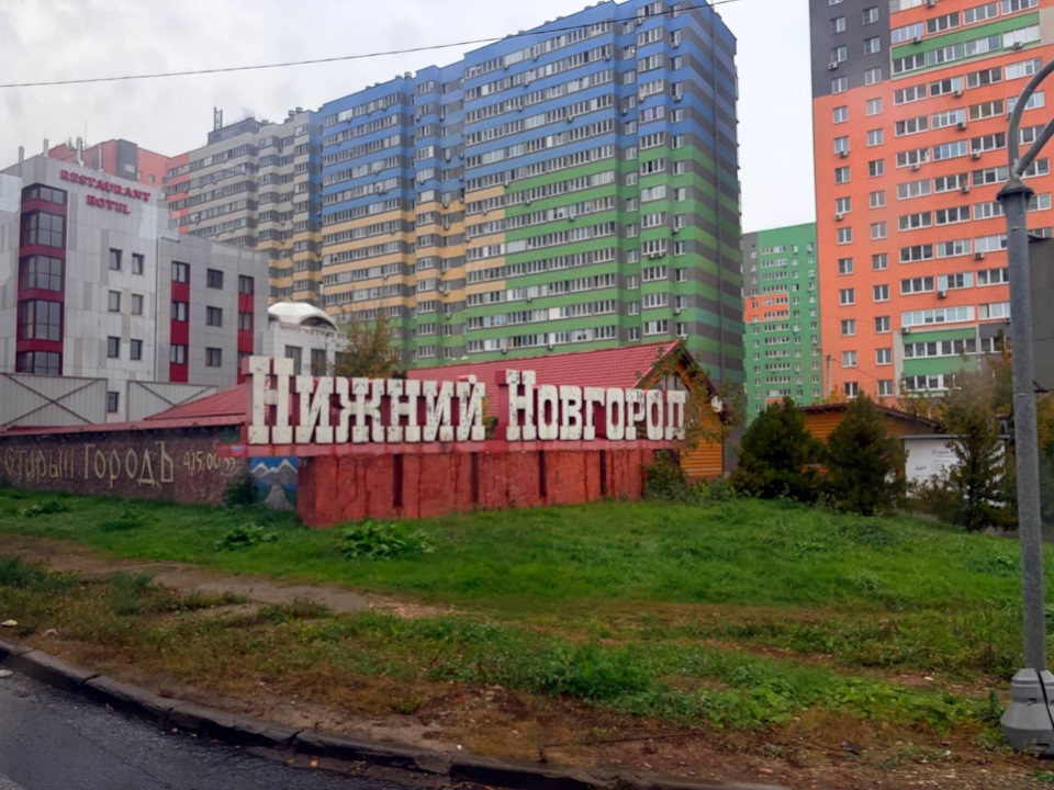 Стелла при въезде в город — НефАЗ-5299. Запчасти на фото: A50003