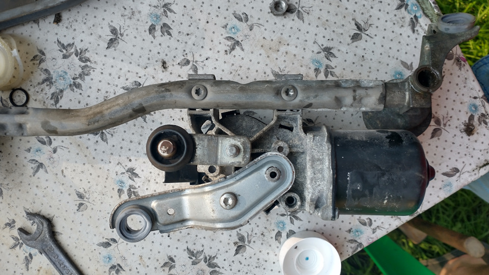 Начальное положение планки на валу — максимально отклонена от двигателя — Nissan Note (1G)