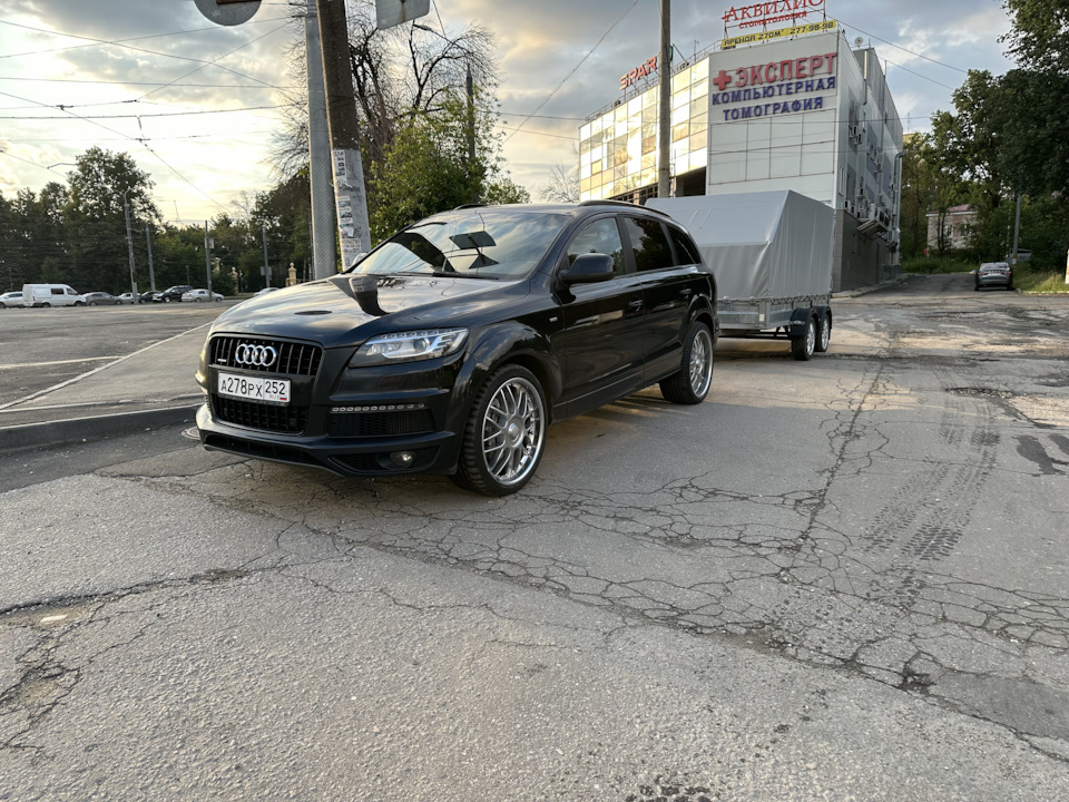 Также купил наклейки на центральные вставки. — Audi Q7 (1G)