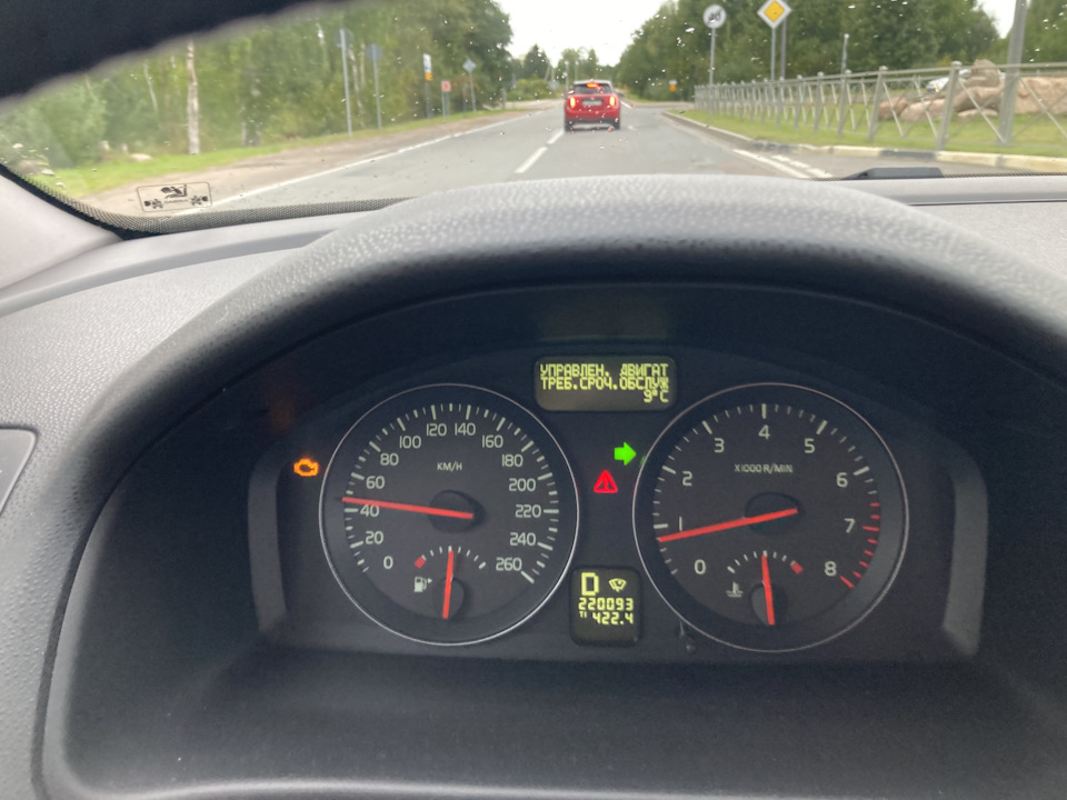 Здесь приборы еще работали, но уже что то тревожное высвечивалось — Volvo S40 (2G)