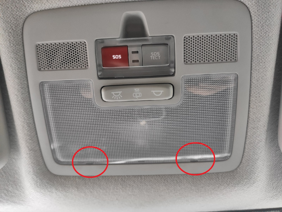 Поддеваем тонкой плоской отверткой в этих местах и снимаем стекло плафона &mdash; KIA Picanto (3G)