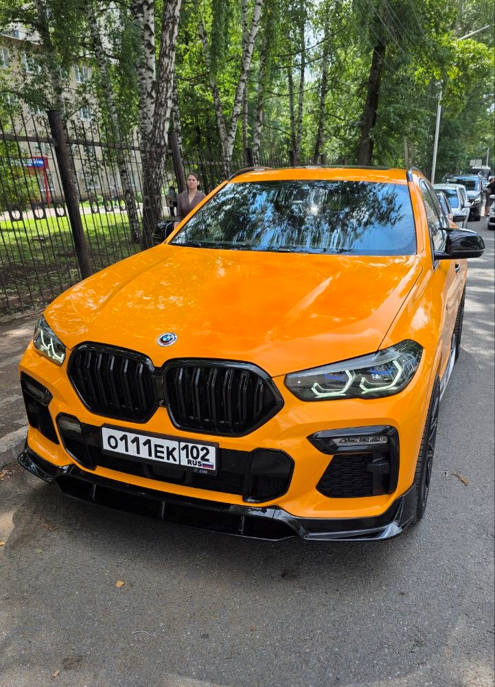 На машине — BMW X6 (G06). Запчасти на фото: Rotalla 102