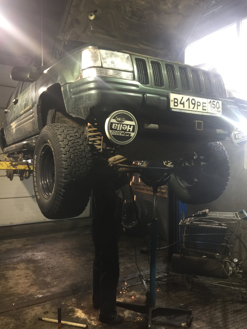 Процесс сварки спереди. — Jeep Grand Cherokee (ZJ)