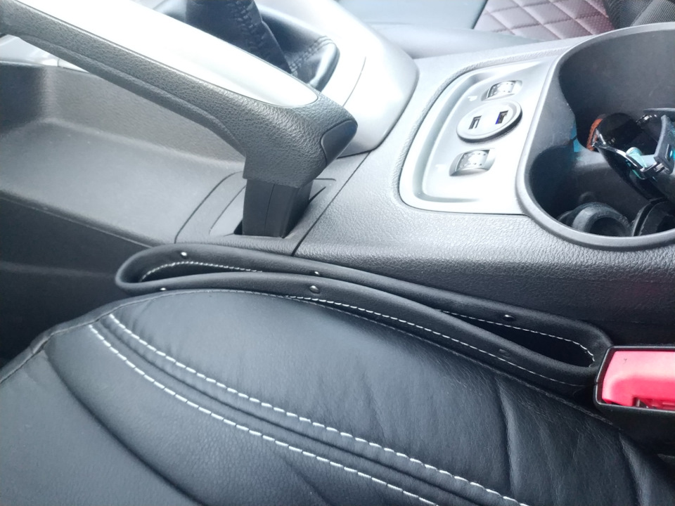 Вот так это выглядит, держится тупо между креслом и туннелем. — Ford Focus Hatchback III