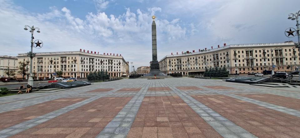 Площадь Победы в центре Минска — Toyota Wish (AE20)