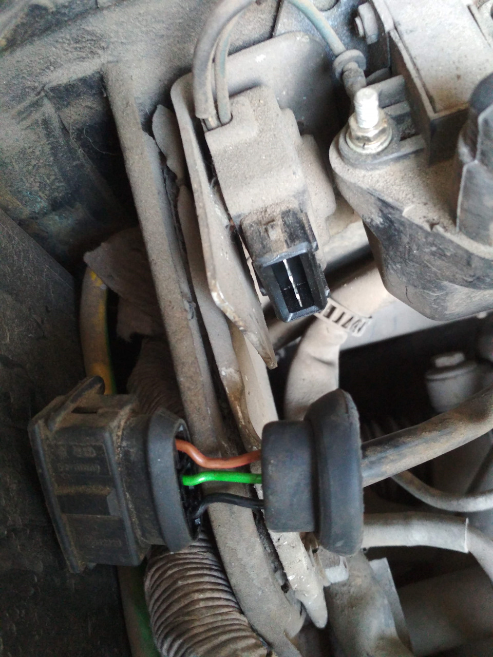 Черный провод 12v — Audi 80 (B3)