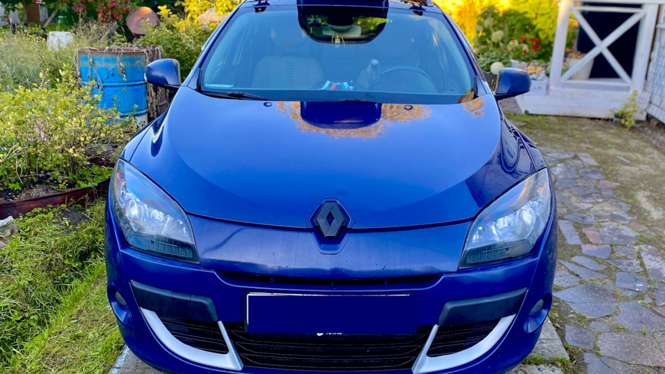 Renault Megane blue turbo