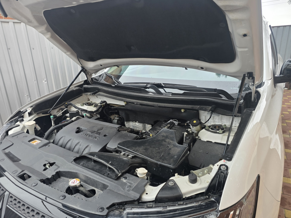 Кочергу поменял на газовые упоры — Mitsubishi Outlander (3G)