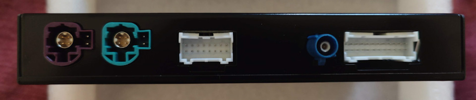 На одной стороне порты входа и выхода LVDS, порт косы USB, порт косы Y-кабеля (который идёт к головному устройству под заднее сидение), штекер антенны — BMW i3