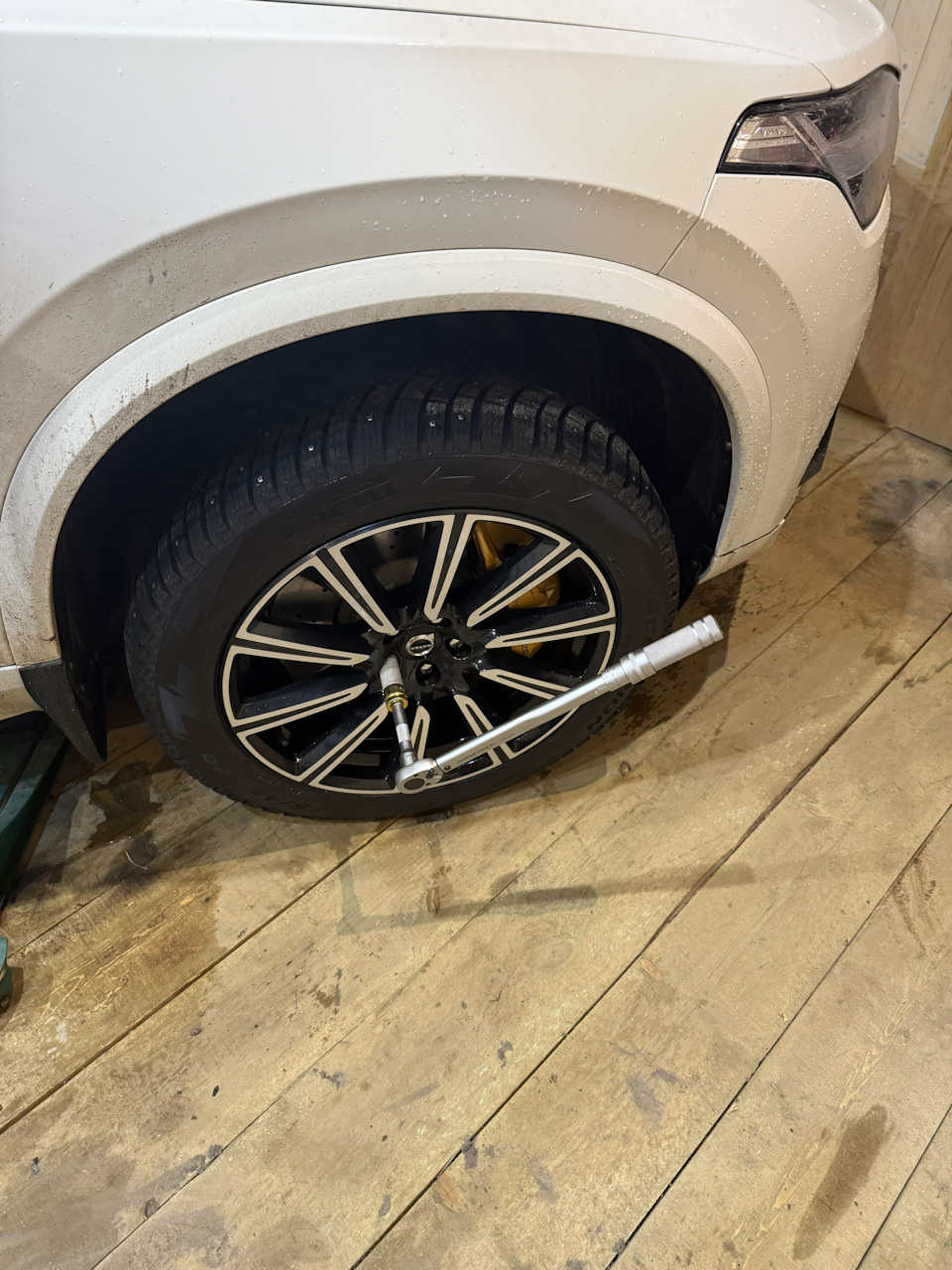 Не забываем динамиком обжать болты. — Volvo XC90 (2G)