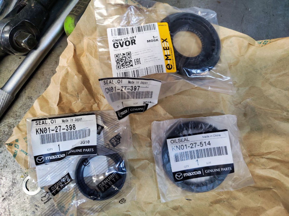 вот они три новых сальника привода — Mazda CX-5 (1G). Запчасти на фото: CN0127397, KN0127398, KN0127514