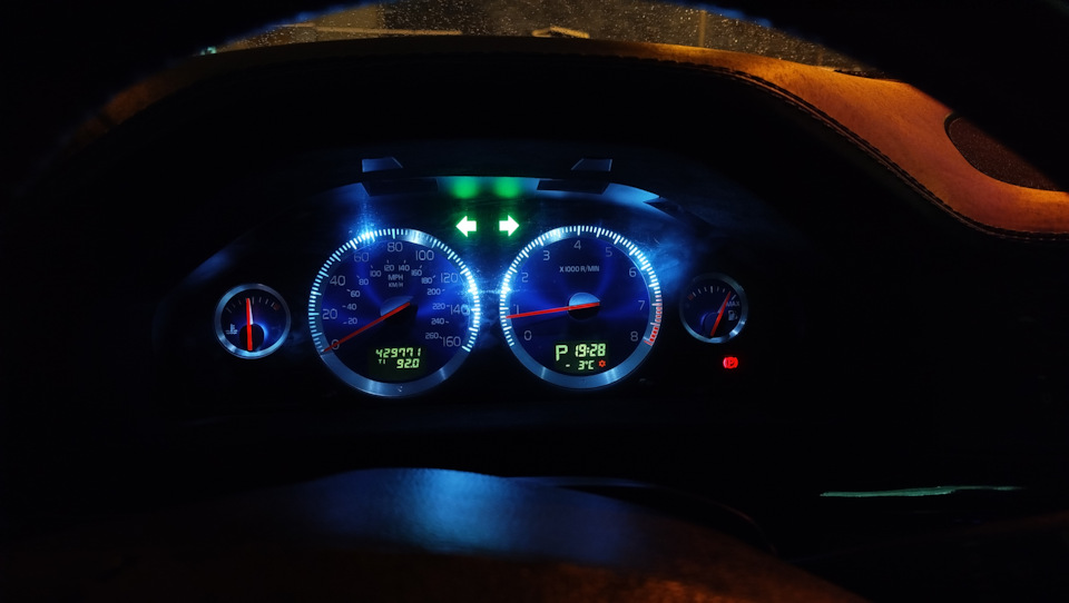 До ремонта верхней подсветки. Но уже с добавленой подсветкой шкал и стрелок — Volvo S80 (1G)