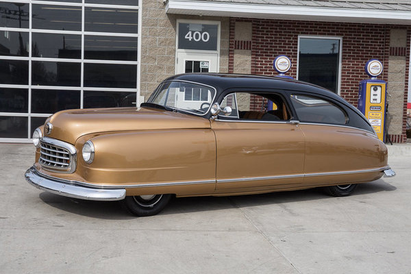 Nash Statesman (1950-51) Качается вверх и вниз, как лодка на подвеске с легким скольжением. The Nash Statesman — крик, невозможно удержаться от смеха каждый раз, когда видите крутого парня Рокки, который ездит в чем-то смешном, напоминающем перевернутую ванну. — Honda Clarity