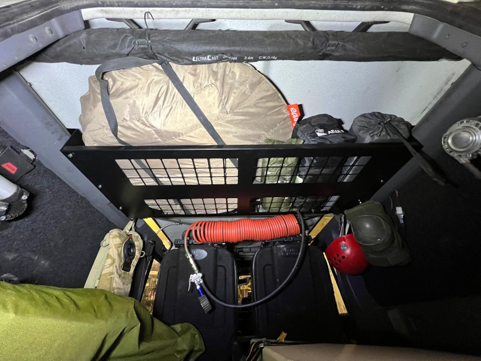 весь палаточный скарб переехал наверх, очень удобно.) — Land Rover Defender (L315/L316)