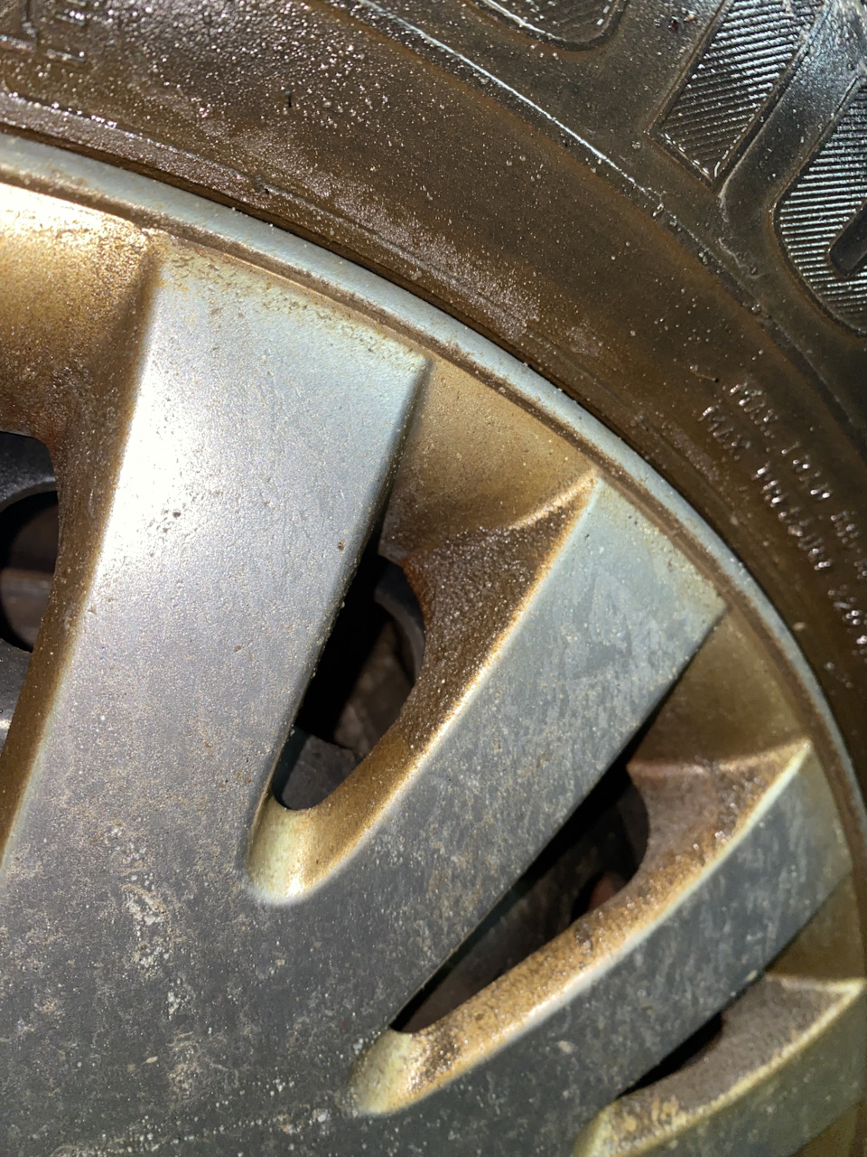 Ржавчина по периметру колесного диска и на колпаке заднего левого колеса😐 — Volkswagen Passat B5
