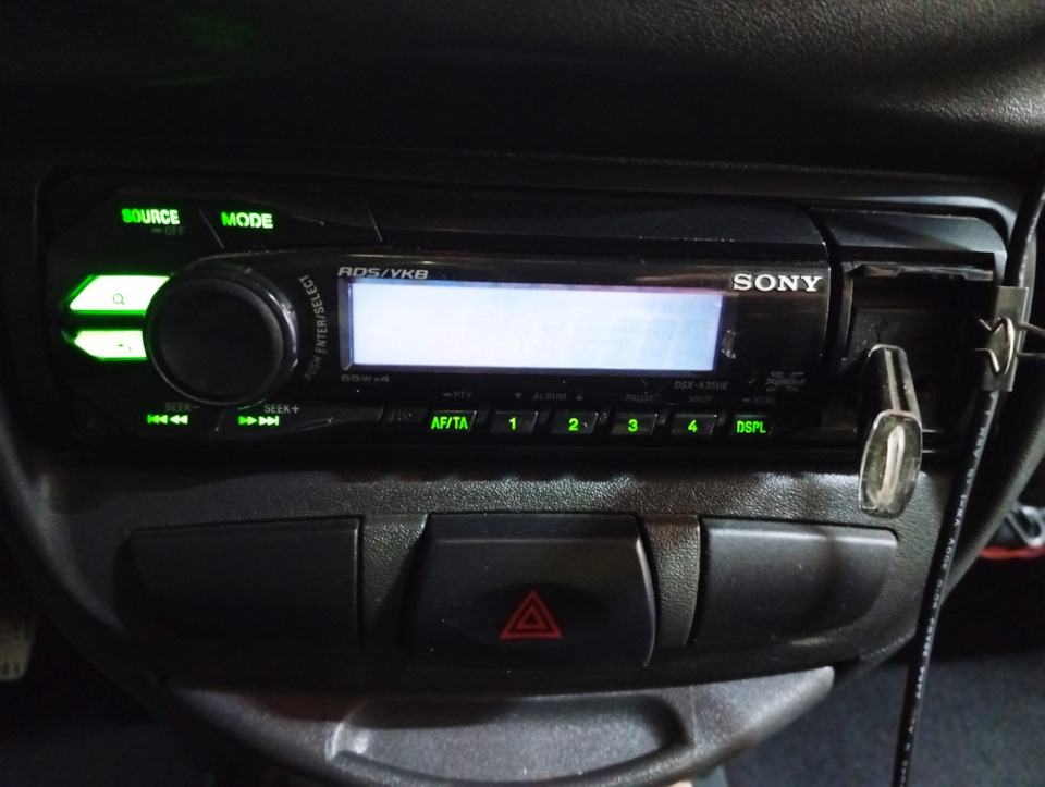 Sony Xplod еще работает, но лет много) как машине — Lada Калина Универсал (1G). Запчасти на фото: DSXA35UE