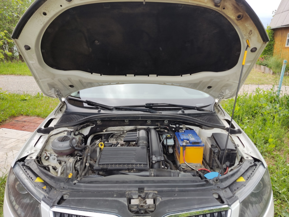 Для начала открываем капот, вид ДО — Skoda Octavia A7 Mk3