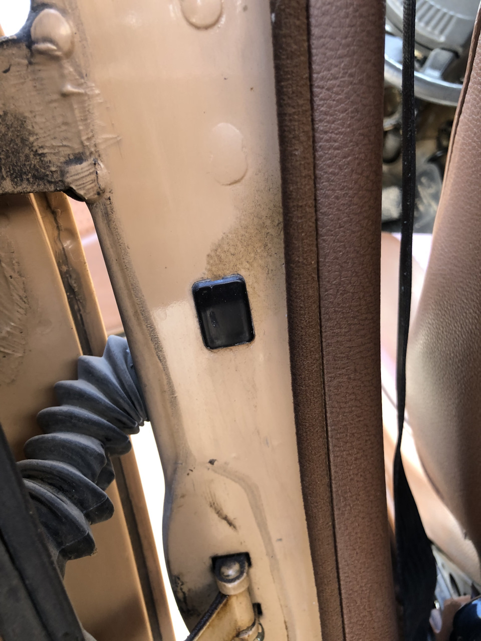 У w123 есть такое отверстие в задних дверях, и мне стало интересно, почему там нет такого, что бы как спереди включался плафон, при открытии задних дверей, ну и можно было включить самостоятельно, так же как и сейчас — Mercedes-Benz W123
