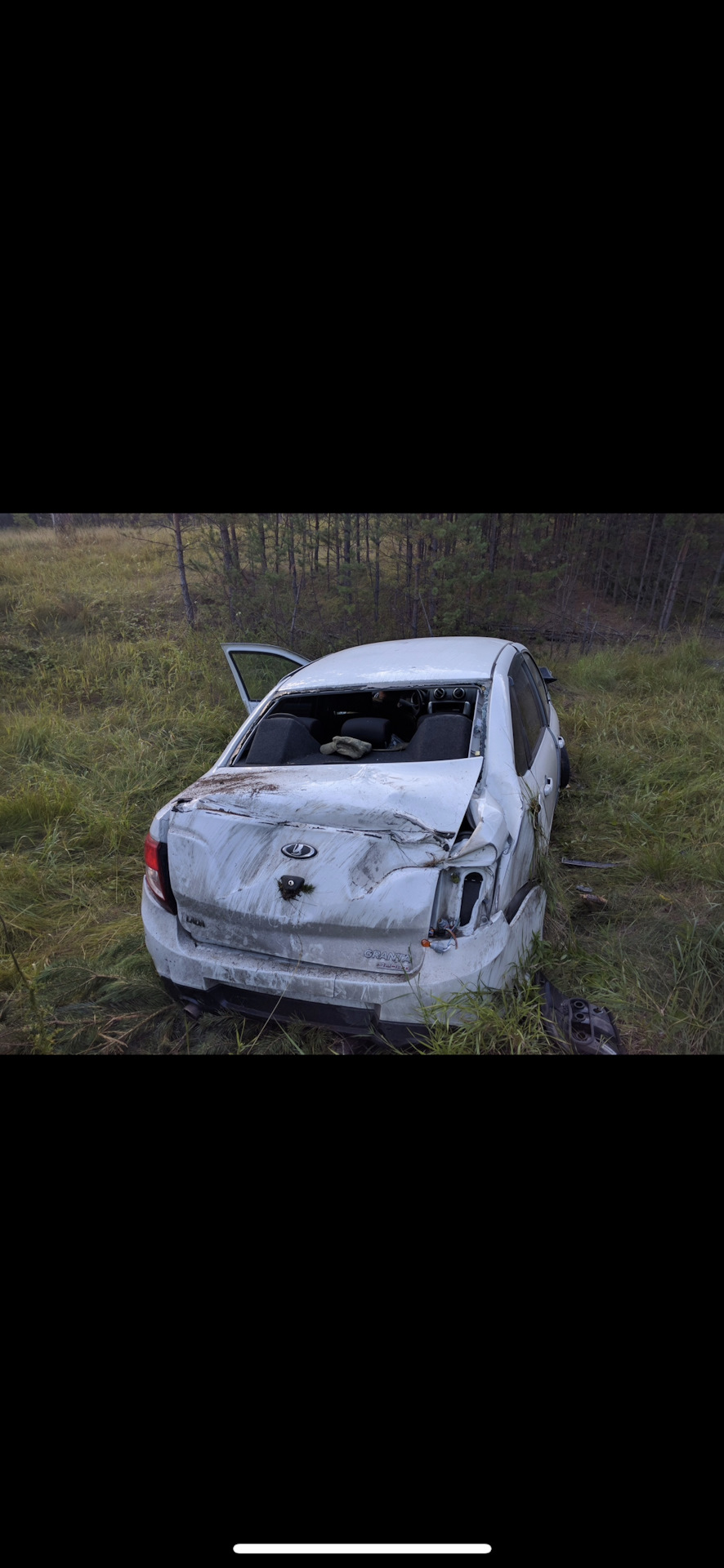 Ну багажник превратился из Седана в Хэтч) заднее стекло вылетело в момент так как мы почти под 90° воткнулись в землю, после 6 кувырков😅 — Lada Granta Sport