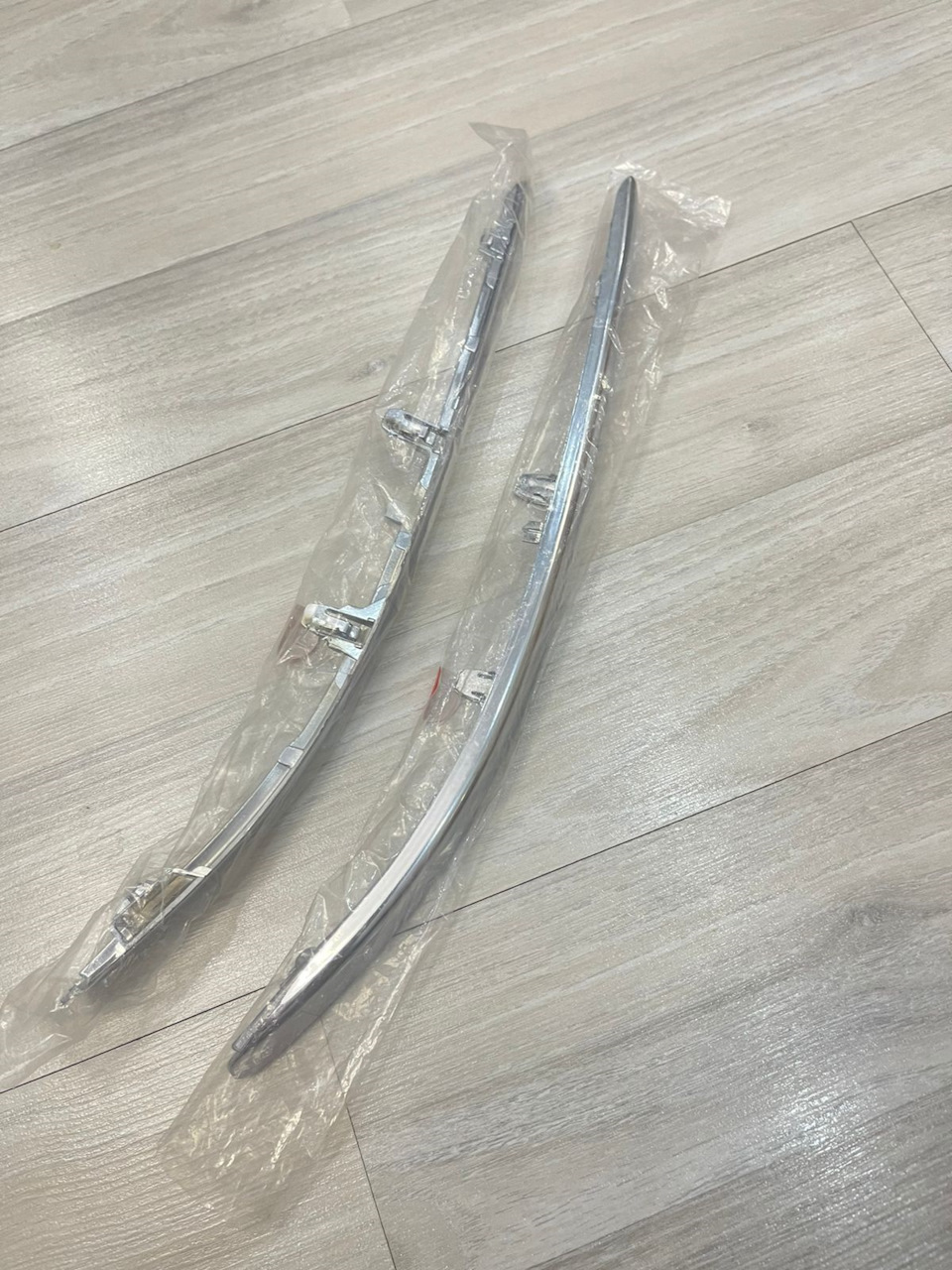 Хром накладка переднего бампера 52713-06020 / 52712-06020 — Toyota Camry (XV40)