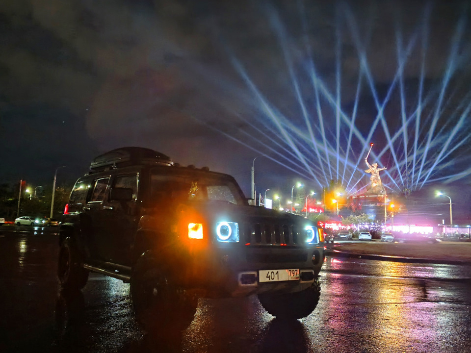 Ну и Хомячек отметился на фоне Родины Мать — Hummer H3
