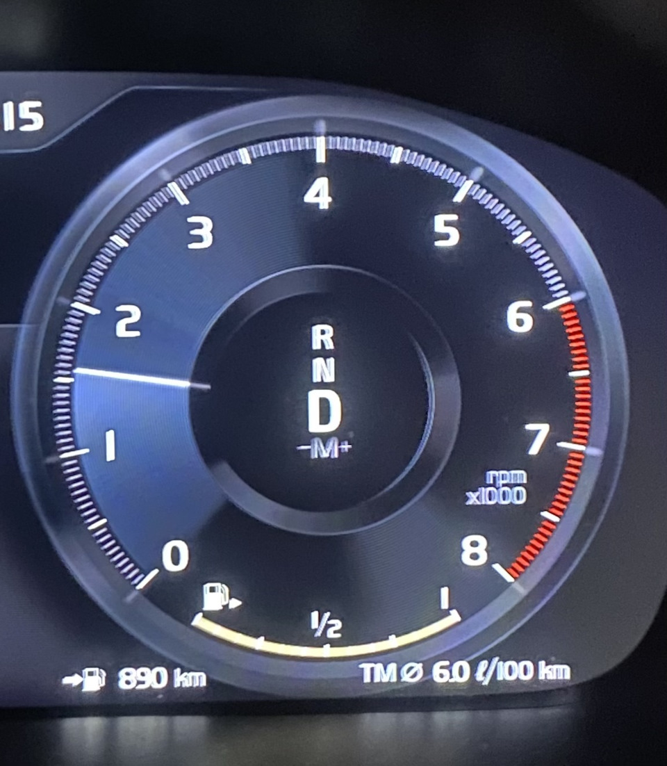 По оборотам видно, что сфотографировано в движении — Volvo XC40. Запчасти на фото: TM060