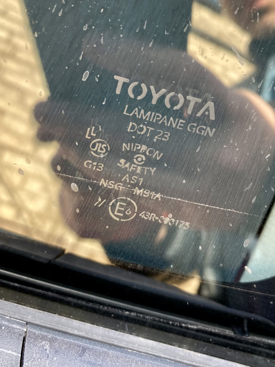 Такая надпись мне нравится намного больше чем XUG и подобные😁 — Toyota Vitz (130)