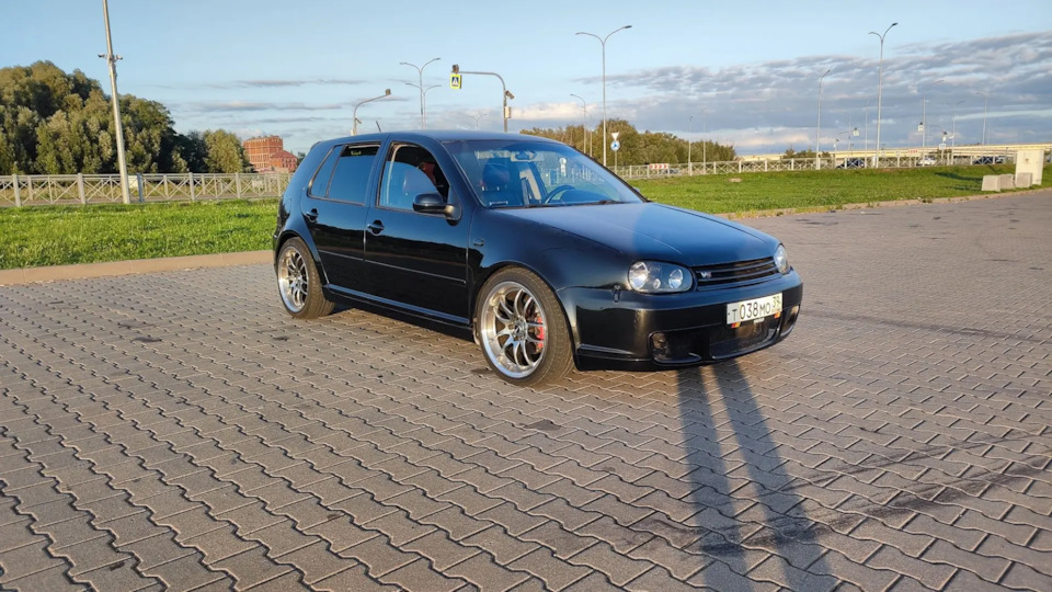 Чистенький. Еще не знает, что скоро у него что-то сломается 🥹 — Volkswagen Golf Mk4