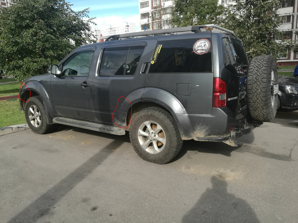 помятость задней двери и разрыв переднего бампера — Nissan Pathfinder (3G)
