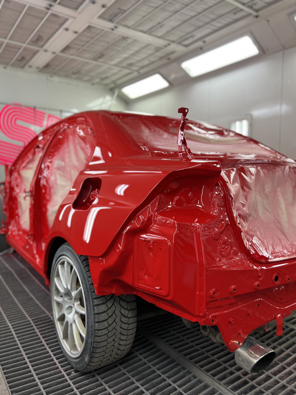 Слева — Mitsubishi Lancer Evolution X