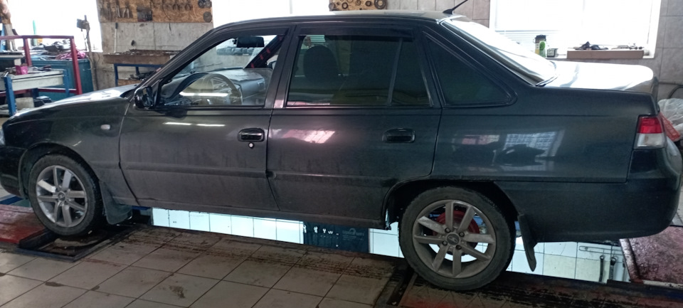 Заехал на яму. — Daewoo Nexia (N150)