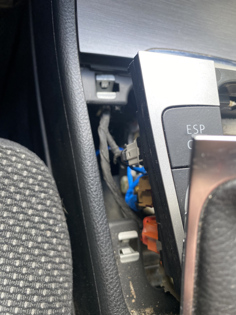 Две клипсы слева. — Volkswagen Passat B6