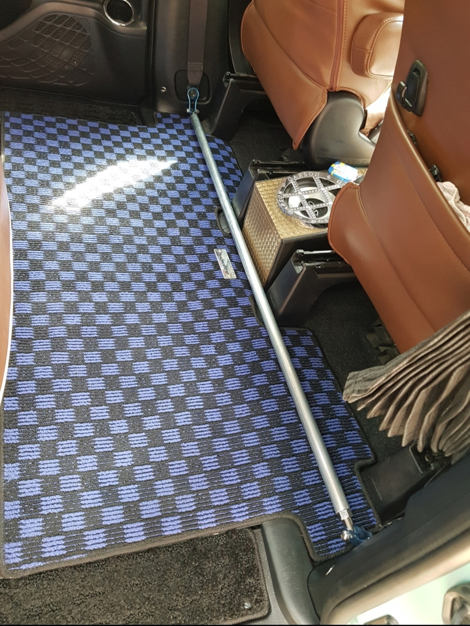 Распорка салона от Kawaii Works — Toyota Noah (3G)