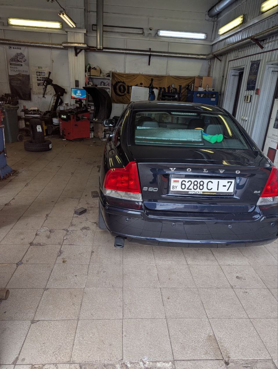 переобувка — Volvo S60 (1G). Запчасти на фото: Bars Solarflexx