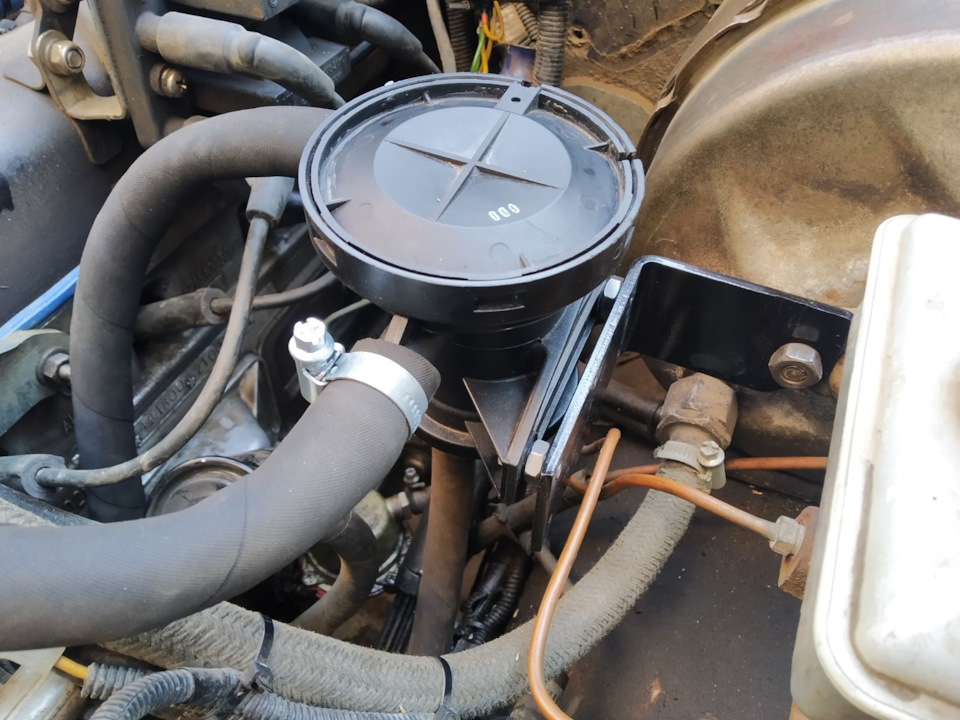 Маслоотделитель HYUNDAI/KIA (арт. 26740-45500), занял своё место в подкапотном пространстве — УАЗ 3153. Запчасти на фото: 2674045500