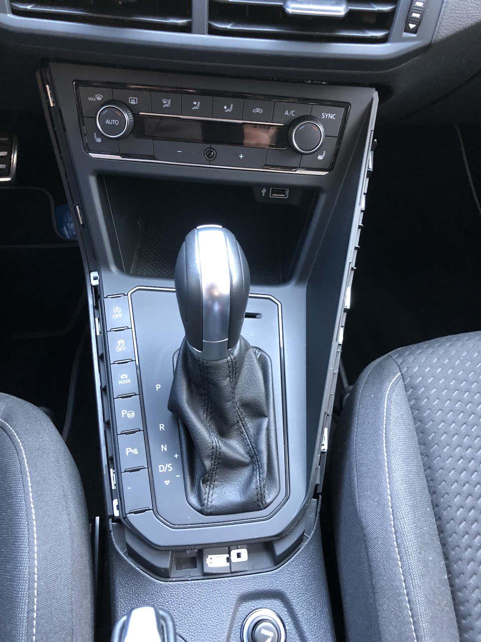 Демонтаж старого декора вокруг кулисы ДСГ — Volkswagen Polo Hatchback Mk6