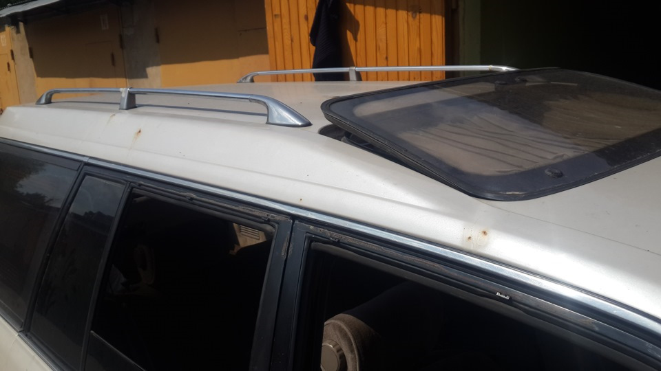 тут как обычно, подкрасим баллончиком, прям по ржавчине — Toyota Crown Wagon (S130)