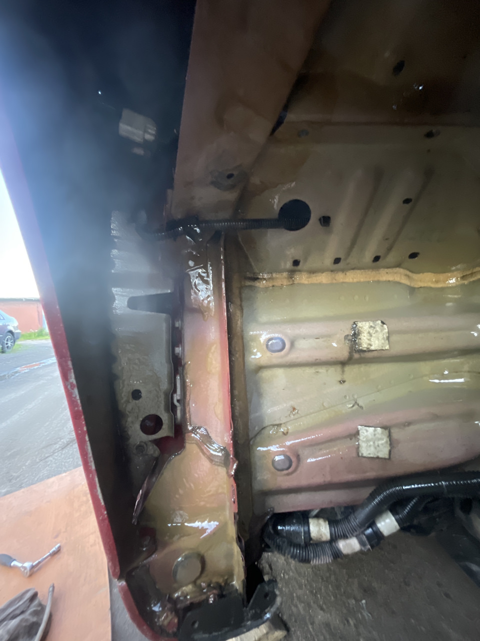 Всё пролил, особенно у крыльев — Tesla Model 3 (1G)