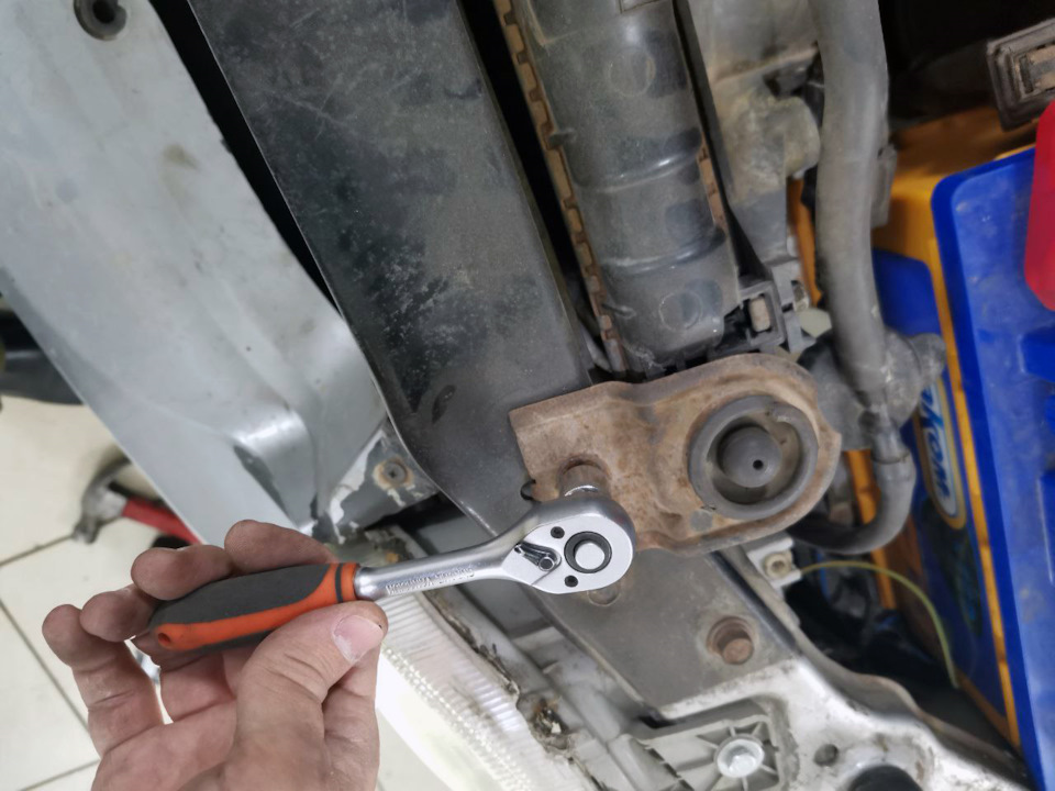 Головкой на 12мм откручиваем тут. — Hyundai Sonata IV (EF)