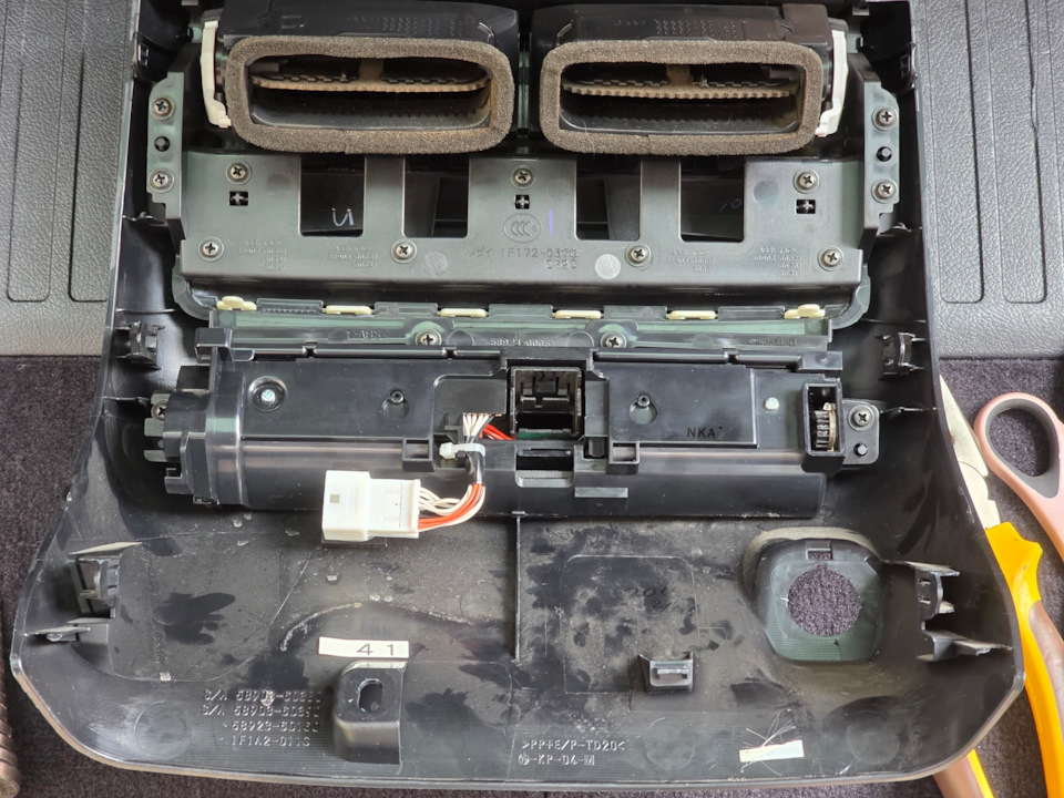 2 разъёма и HDMI — Lexus LX (URJ200/URJ201)
