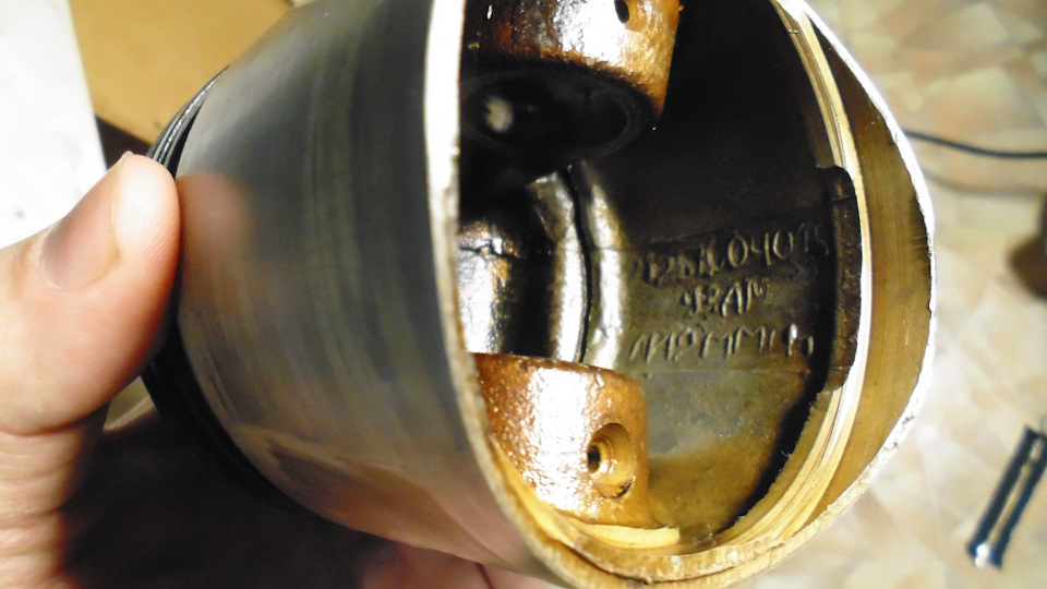 Ну и надпись внутри поршня. Наразборчиво, накаких знаков или меток групп размерности не увидел. — Москвич 2140