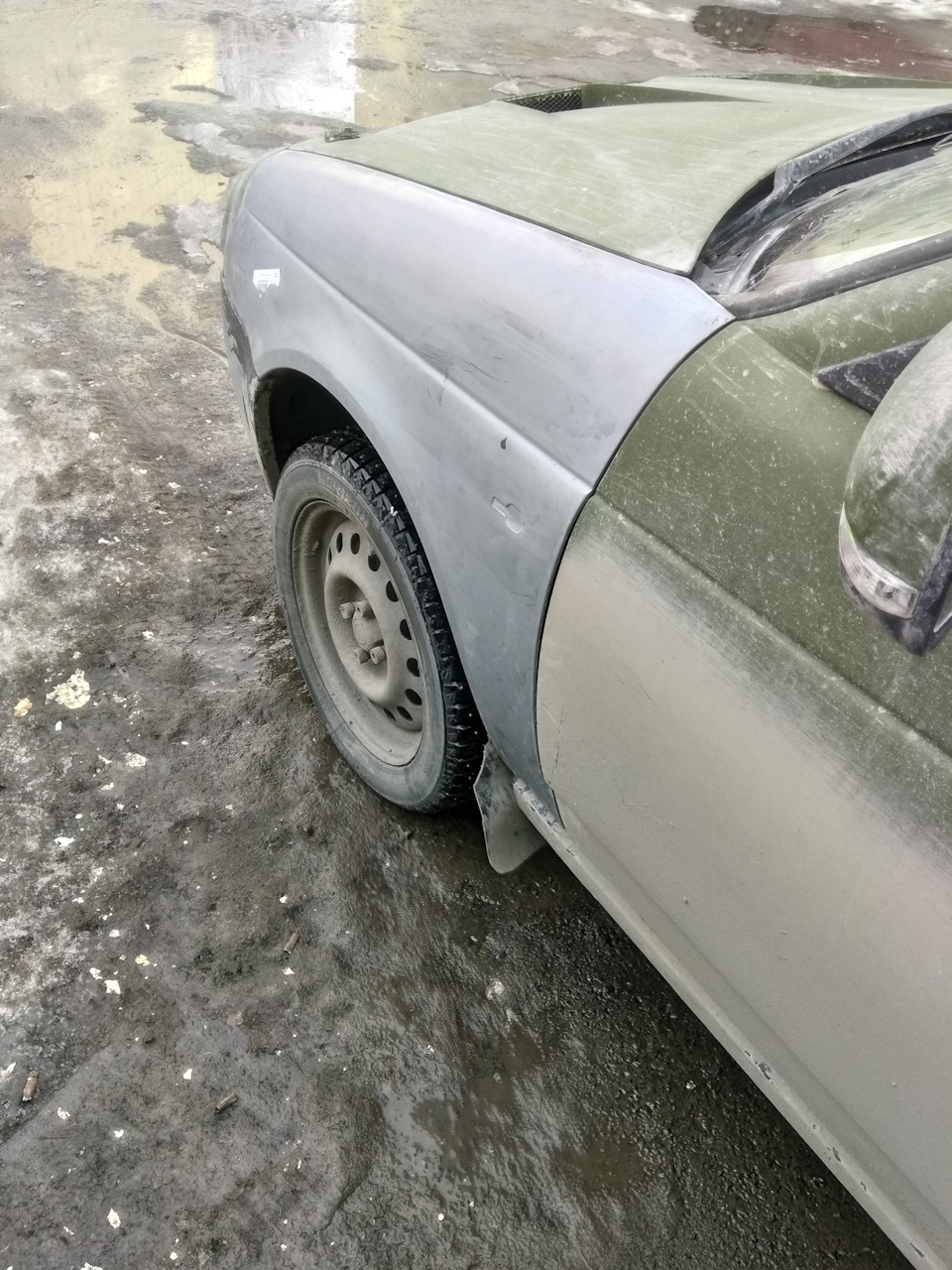 слева — Lada Приора седан