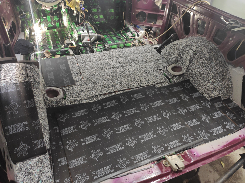поверх вибры в багажник Comfort mat Lock 4, а сверху Comfort Mat Blockator — Lada 4x4 3D