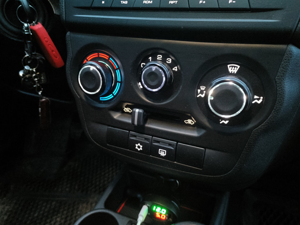 Приятно подсвечиваются в темноте — Lada Гранта Drive Active