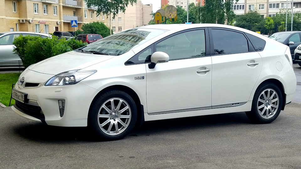 Фото в бортжурнале Toyota Prius Plug-in Hybrid (1G)