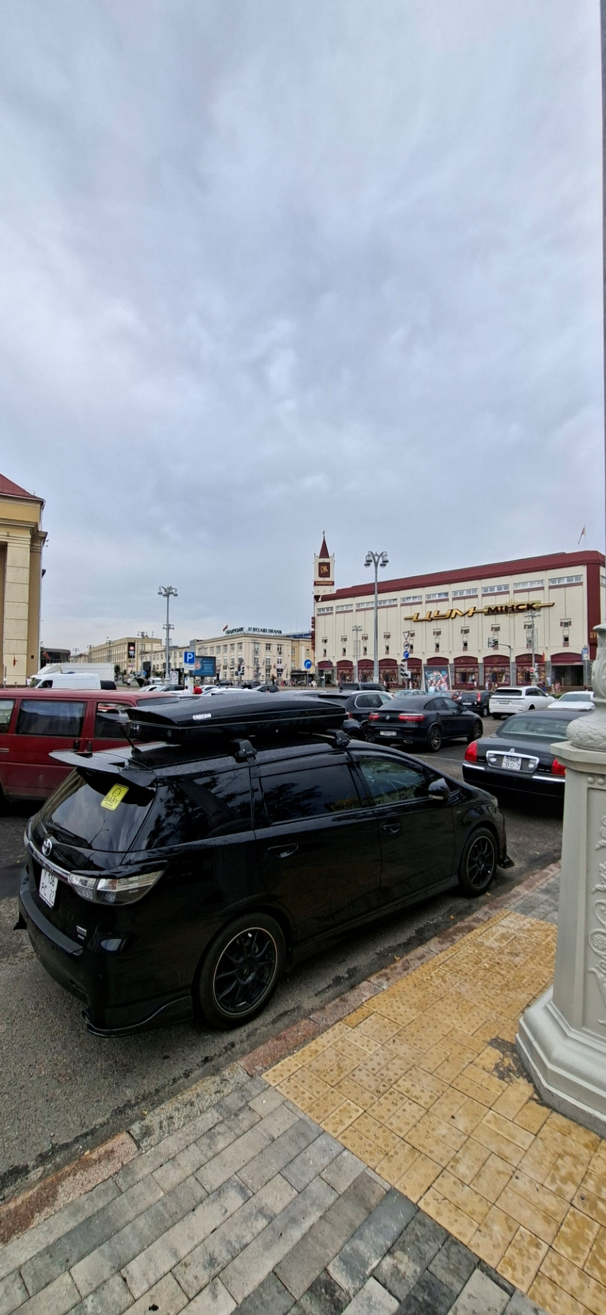 Всегда и везде где бы я не останавливался, место припарковаться было.В час пик вставал на платных парковках (если хотел поближе к локации) за 2р. в час.Это примерно чуть меньше 60₽ наших. — Toyota Wish (AE20)