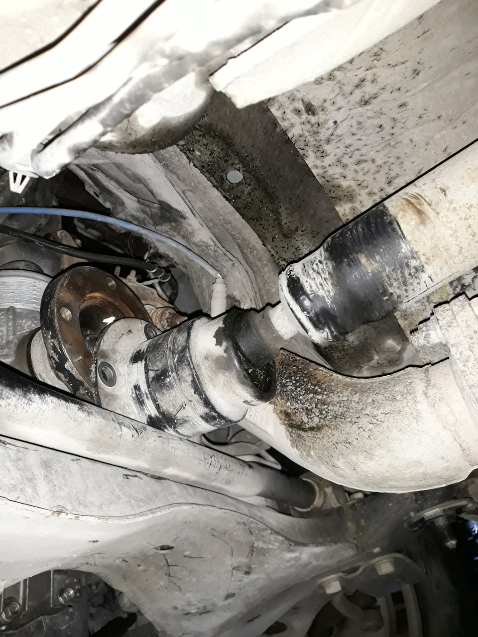 порванный пыльник — Mazda CX-7