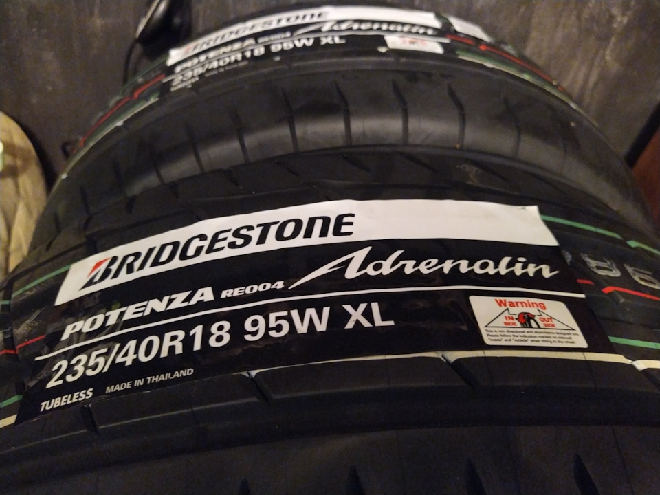 Фото в бортжурнале Ford Focus Hatchback III. Запчасти на фото: Bridgestone Potenza Adrenalin RE004 235/40R18