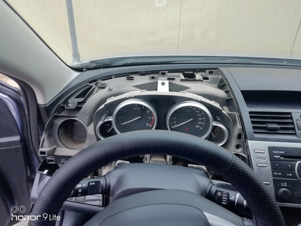 Разбераем панель и откручиваем 3 винта крепления приборки — Mazda 6 (2G) GH